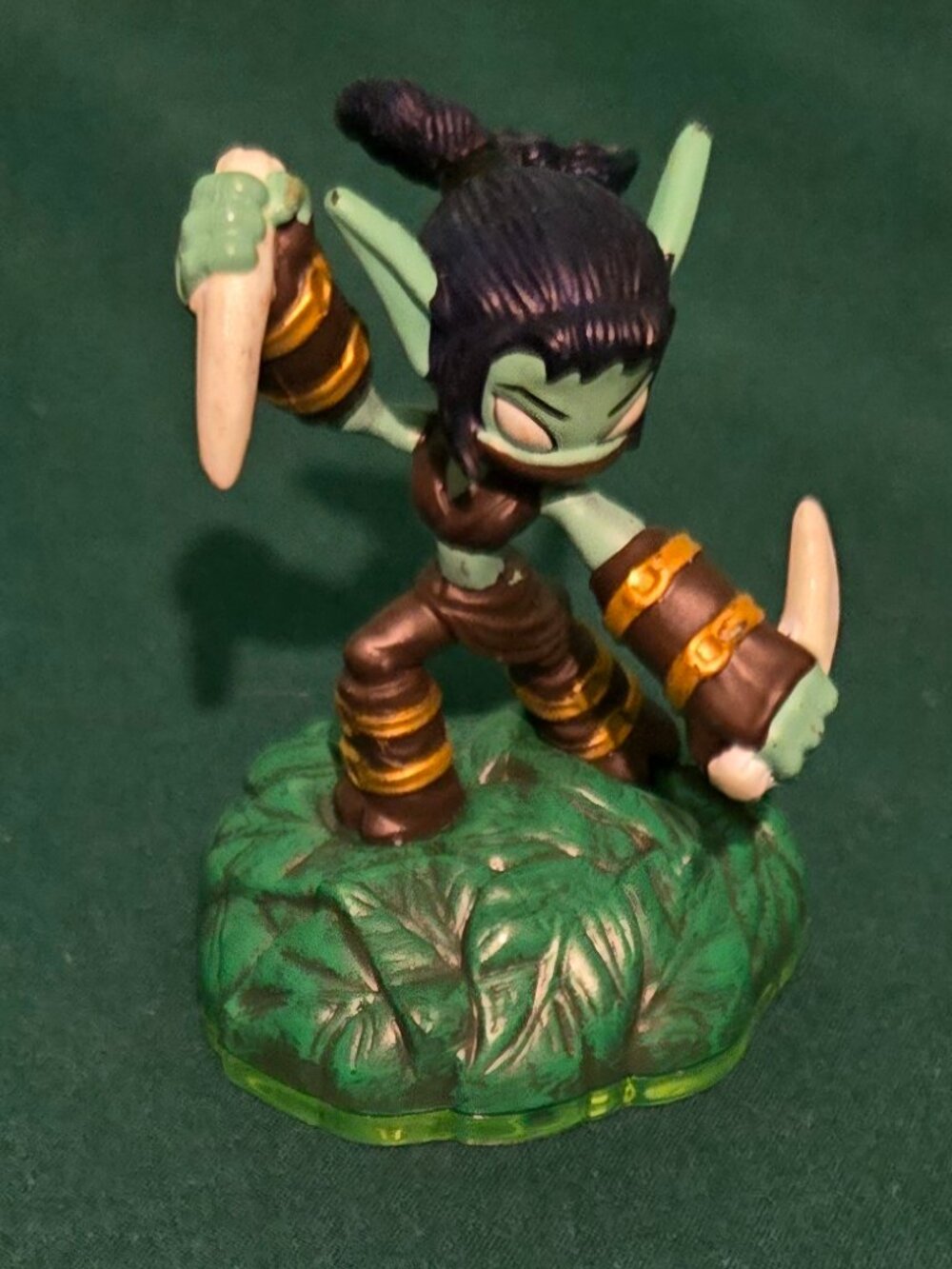Skylanders Giants 2011 Stealth Elf Series 2 Figure Green Base